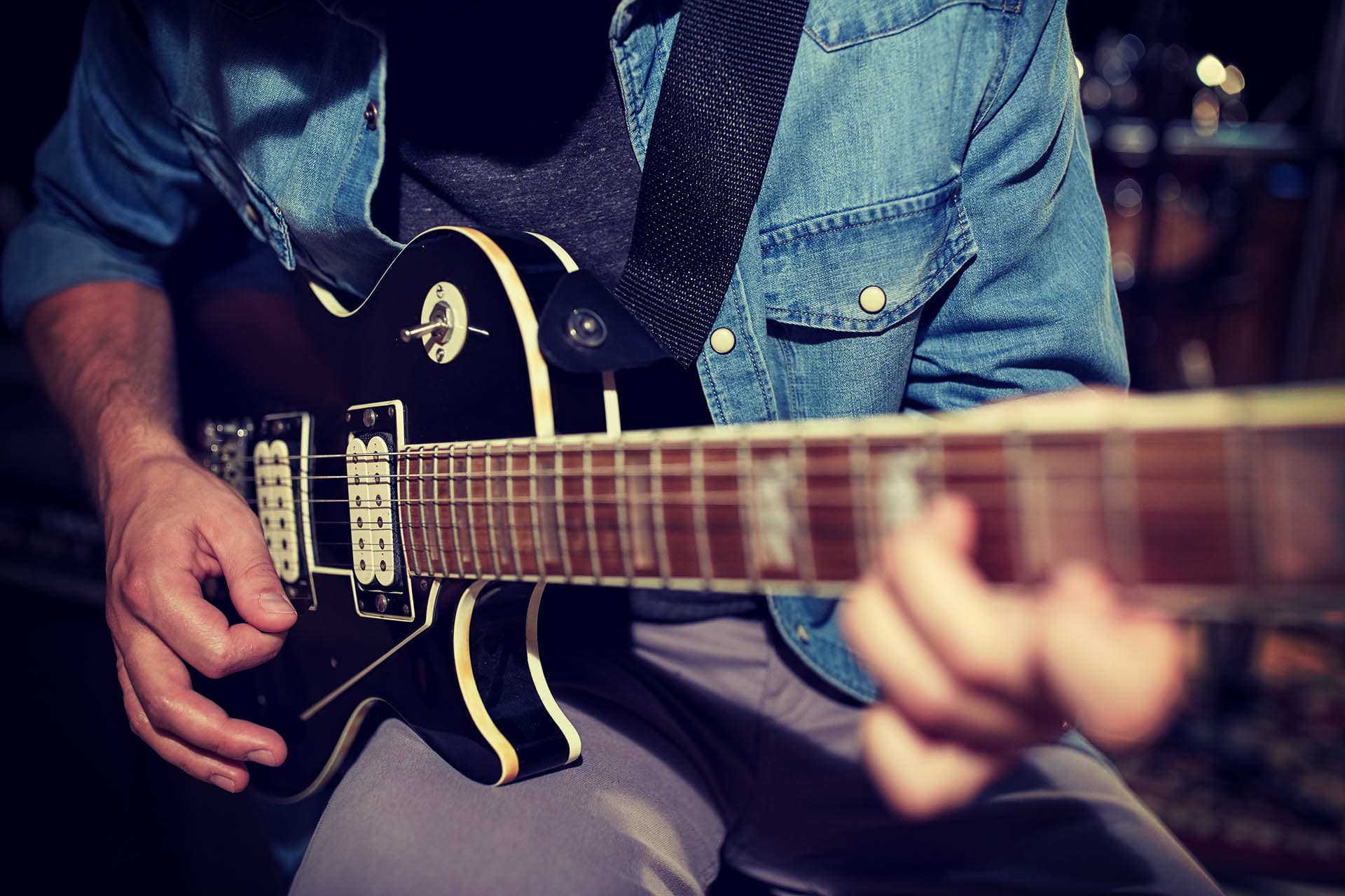 Mann spiller gitar