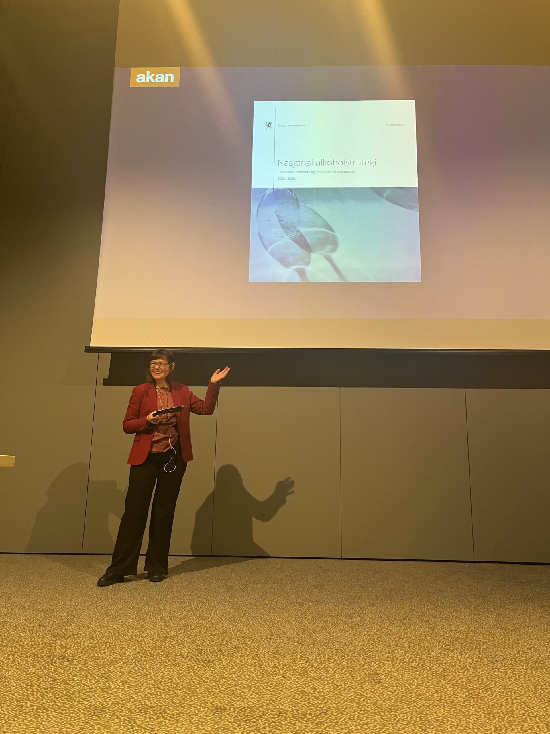 Elisabeth Ege står på scenen og snakker.