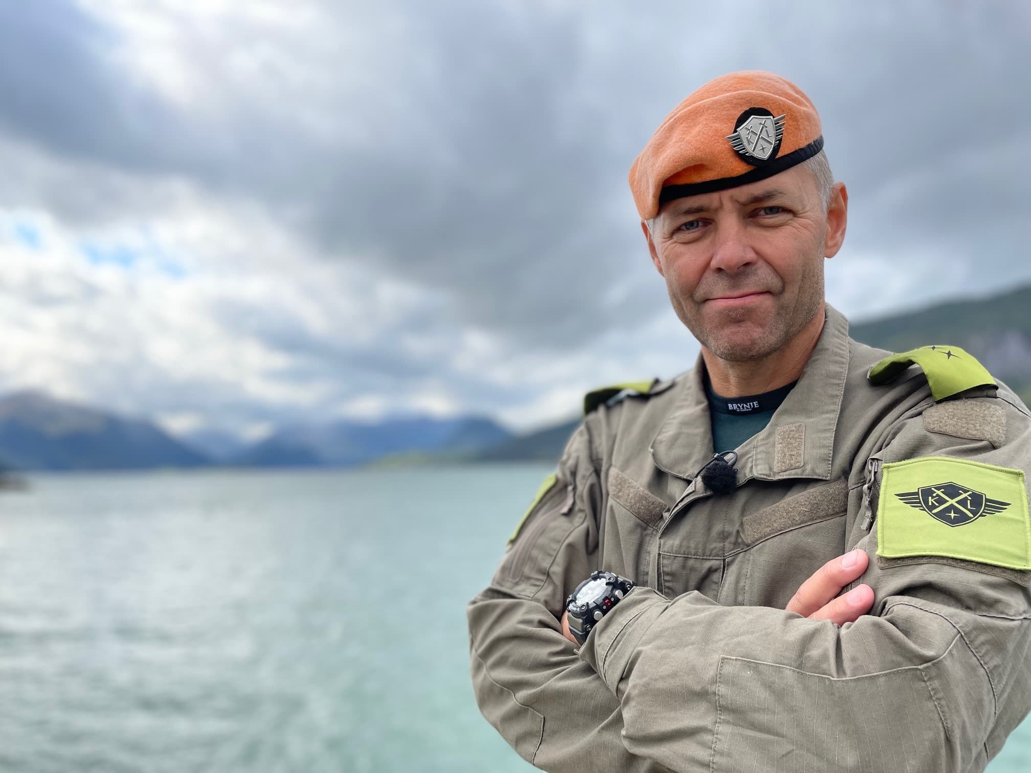 John Hammersmark står med hendene i kryss og militæruniform på.