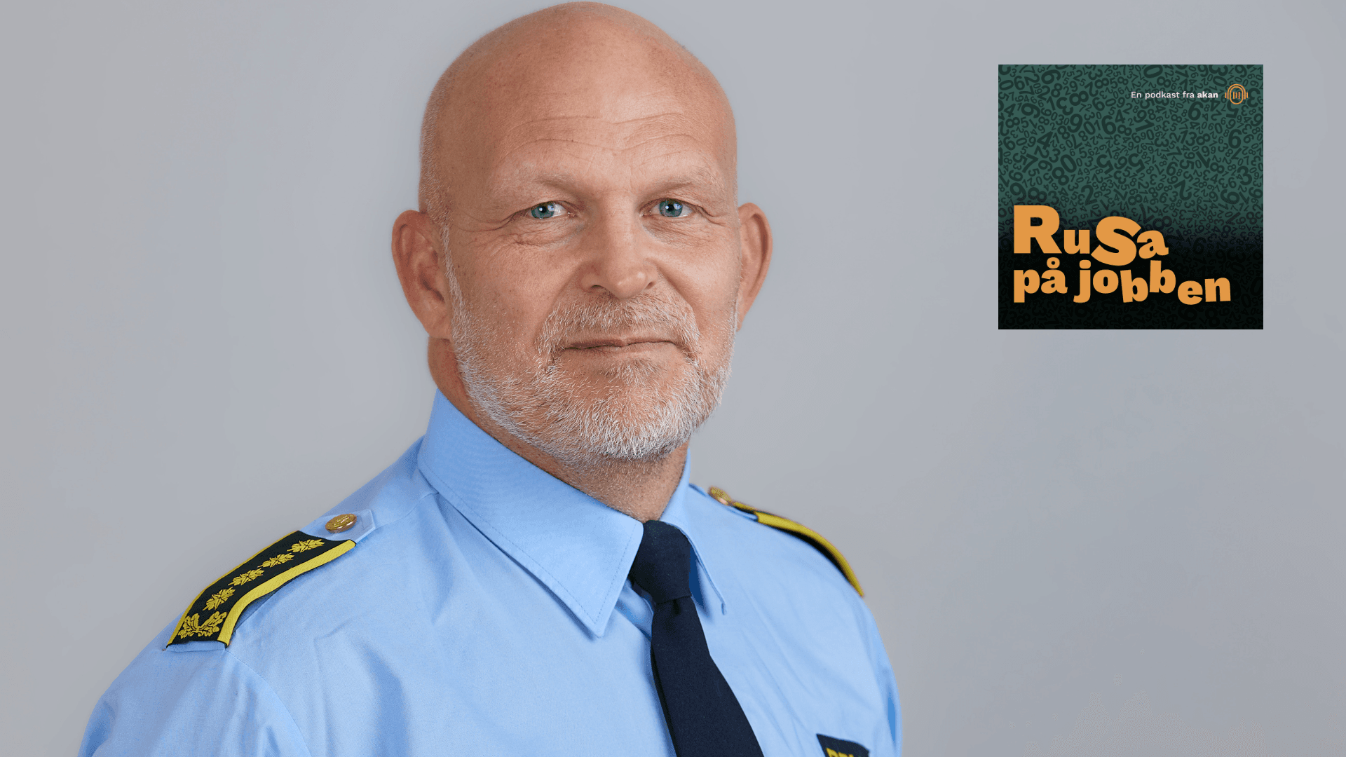 Ole Jørgen Arvesen fra Kripos sammen med podkast-logoen til Rusa på jobben.