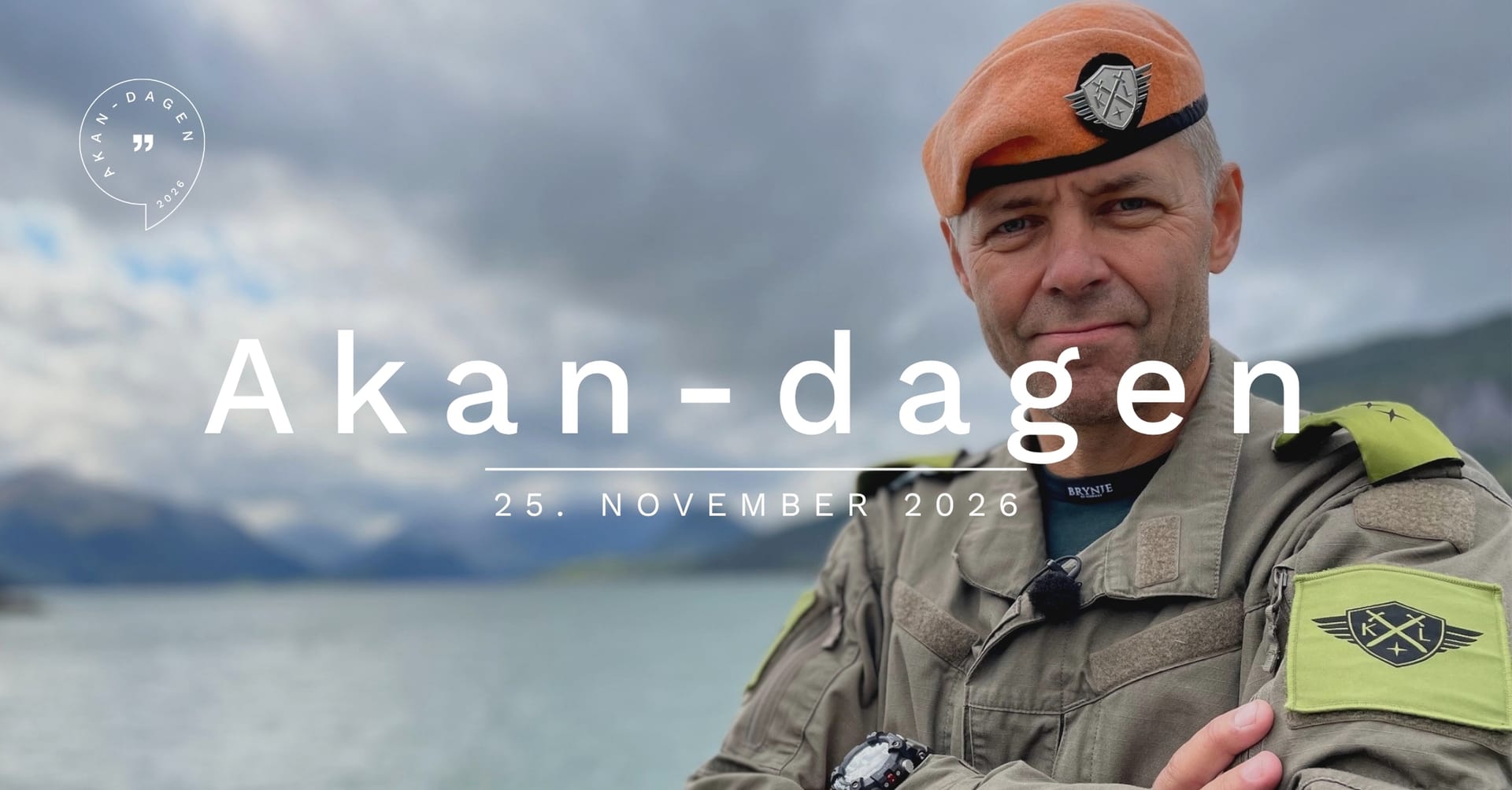 Akan-dagen 25. november 2026 — mann i uniform med oransje beret ved fjorden